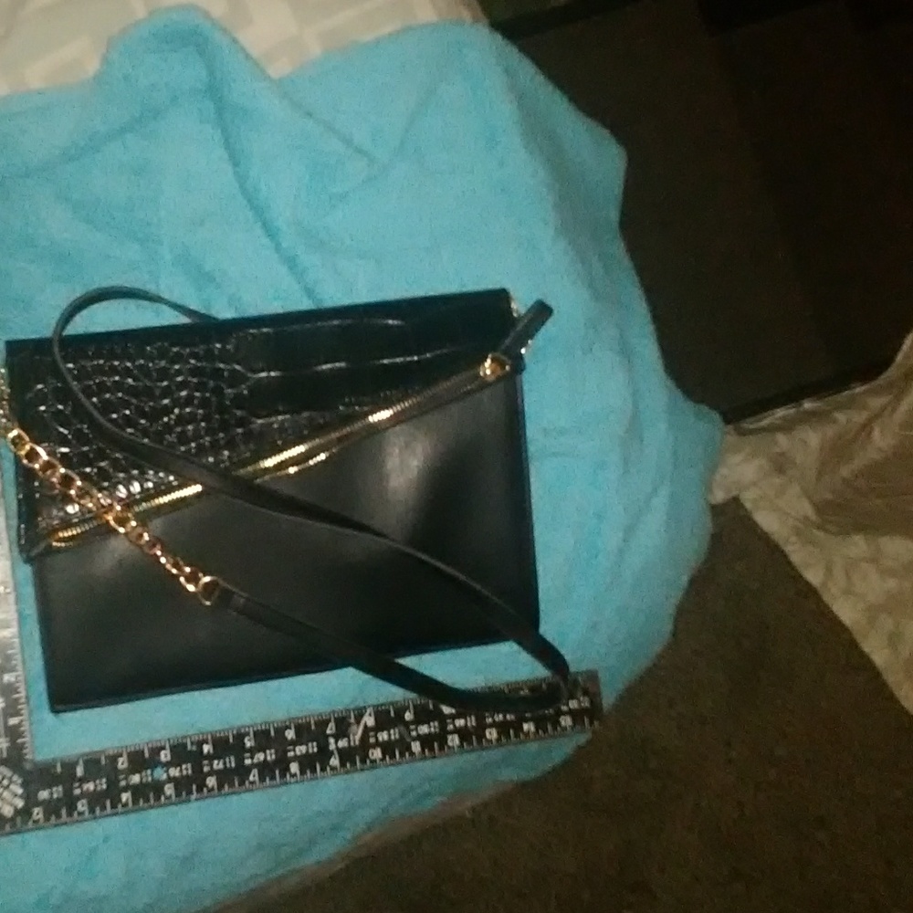 Code black crossover envelope purse this is a blac
